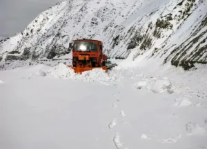 जम्मू-कश्मीर के मुगल रोड पर बर्फ से फिसलन, यात्रा करने से बचें