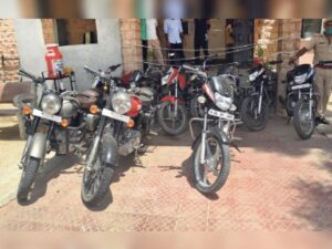 राजस्थान: बाड़मेर में मोटरसाइकिल चोरी के शक में तीन गिरफ्तार