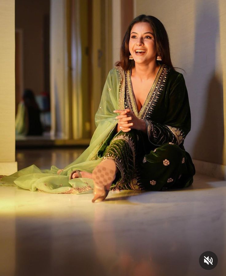 1376825 Shehnaz Gill Suits 3