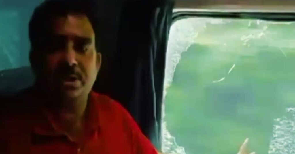 1376899 Stone pelting on Tapti Ganga Express