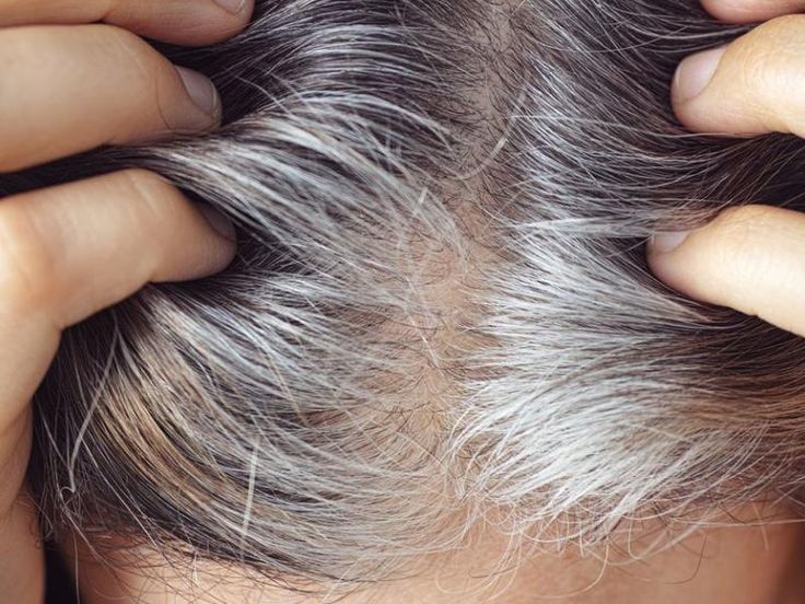 1377013 5 trucos de estilista para mantener tu hermoso platinado si comienzas a dejarte las canas