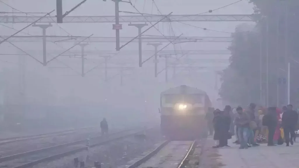 1377523 fog in delhi 116668038