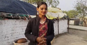 Viral Girl Monalisa करने जा रहीं बॉलीवुड डेब्यू, डायरेक्टर ने फोटो पोस्ट कर दी जानकारी