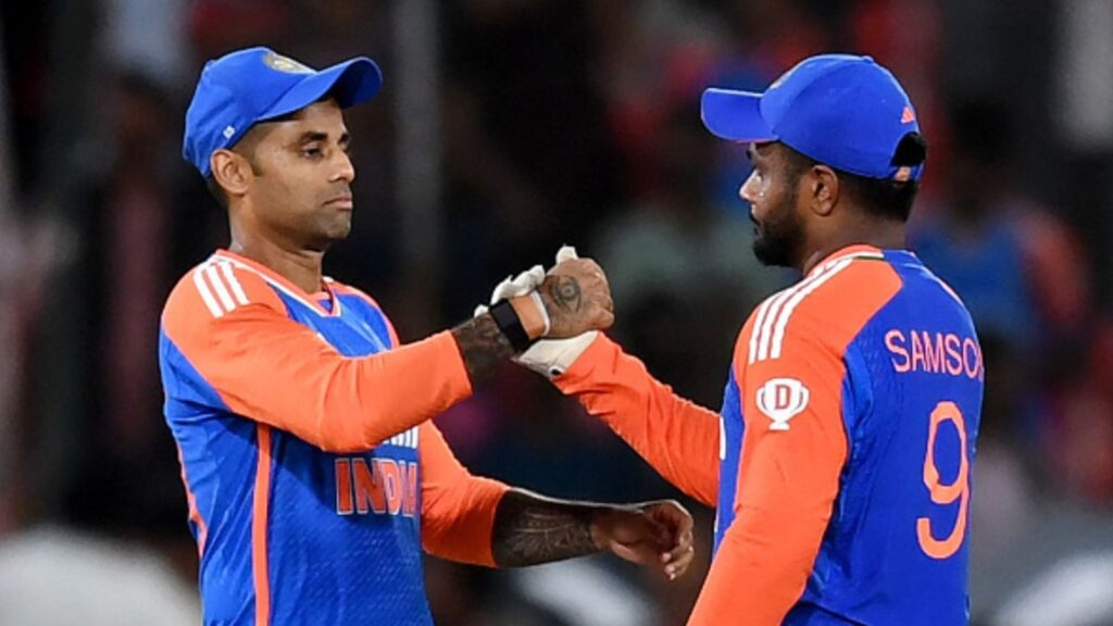 1381347 Suryakumar Yadav with Sanju Samson dfd