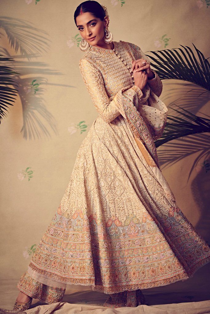 1382201 SonamKapoor