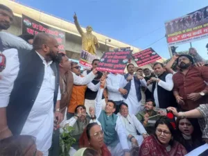 जम्मू-कश्मीर: निर्वासित भारतीयों के साथ बर्ताव पर कांग्रेस पार्टी के नेताओं का विरोध प्रदर्शन
