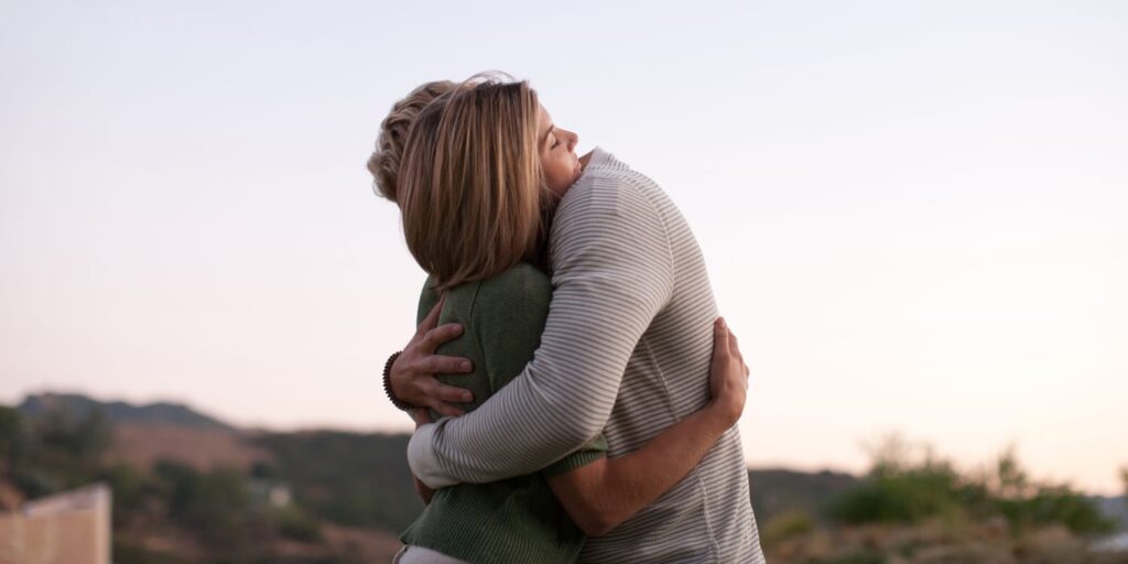 1383087 hug 00