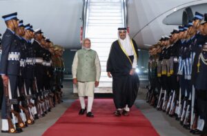 PM मोदी ने दिल्ली हवाई अड्डे पर कतर के अमीर शेख तमीम बिन का गर्मजोशी से स्वागत किया