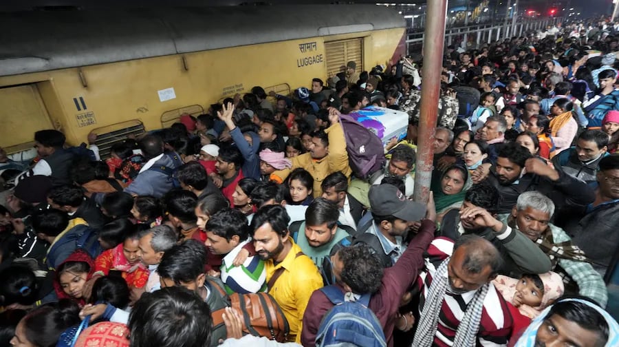 1386071 67b13ea8606d5 stampede occurred at new delhi railway station on saturday night 162555119