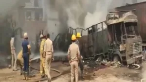 Ghaziabad: Rajbagh मेट्रो स्टेशन के पास ट्रकों में लगी भीषण आग, दमकल ने पाया काबू