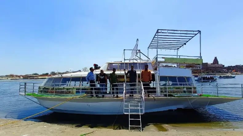 1386735 Delhi Yamuna Cruise