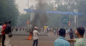 Bokaro में हिंसक प्रदर्शन, BSL प्लांट के गेट जाम, जनजीवन ठप