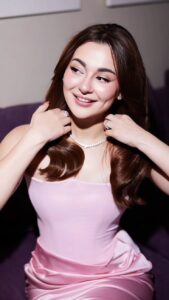 Hania Aamir Skin Care Tips: चाहिए हानिया आमिर जैसा गुलाबी निखार? अपनाएं उनका ये स्किन केयर Routine