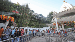 J-K: कटरा के वैष्णो देवी मंदिर में चैत्र नवमी पर उमड़ी श्रद्धालुओं की भीड़