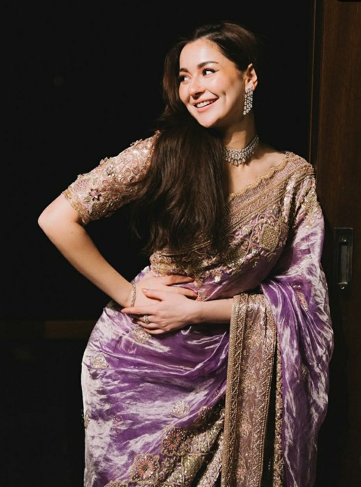 1387651 Hania Amir 000