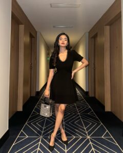 Anushka Sen Latest Pics: ब्लैक बॉडीकॉन आउटफिट में एक्ट्रेस ने शेयर किया हॉट लुक, देखें तस्वीरें