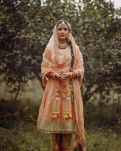 Jasmine Bhasin Punjabi Looks: एक्ट्रेस जैस्मिन भसीन के पंजाबी लुक्स देख करें आउफिट रीक्रिएट