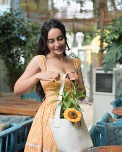 Surbhi Jyoti Latest Pics: शॉर्ट ड्रेस पहन एक्ट्रेस ने कैमरे के सामने दिए सिजलिंग पोज, देखें तस्वीरें