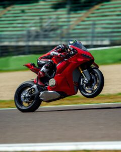 भारतीय बाजार में Ducati की नई Panigale V4 Superbike लॉन्च, जानिए कीमत