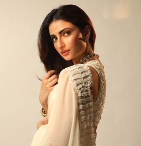 Palak Tiwari Latest Pics: 24 साल की पलक ने ऑफ व्हाइट साड़ी पहन इंटरनेट पर मचाया बवाल, देखें तस्वीरें