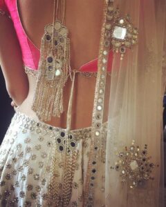 Latest Latkan Designs : Blouse में लगाएं ये खूबसूरत लटकन डिजाइन