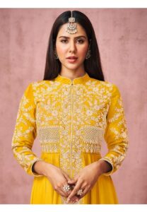 Bhaidooj पर Try करें Sonam Bajwa के ये Latest Suit Designs