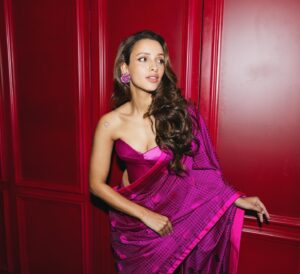 Hairstyles For Ethnic Wear: फेस्टिव सीजन में एथेनिक आउटफिट्स के साथ करें तृप्ति डिमरी के हेयर स्टाइल ट्राई