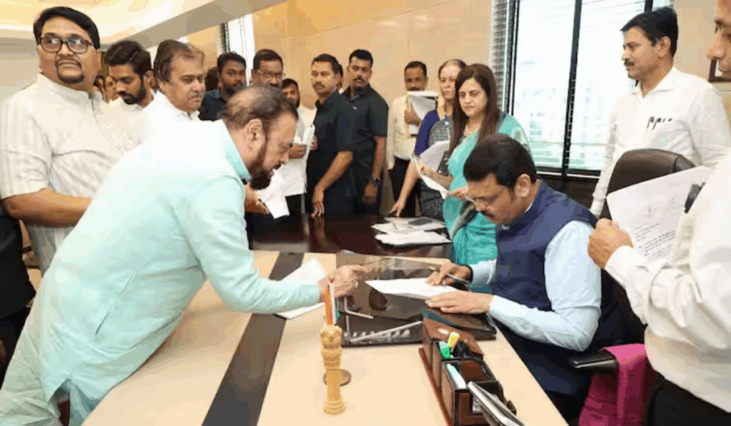 1390900 Abu Azmi met CM Fadnavis