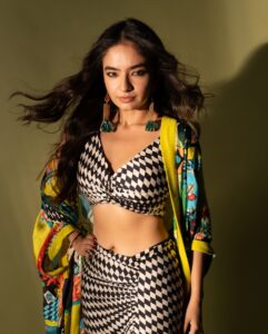 Anushka Sen Latest Pics: एक्ट्रेस के इंडो-वेस्टर्न लुक्स पर फिदा हो जाएंगे आप, देखें तस्वीरें