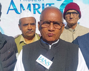जम्मू-कश्मीर : महाशिवरात्रि को लेकर उधमपुर के देविका घाट पर स्वच्छता अभियान