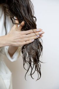 Hair Care Tips: Hair Wash के बाद बालों में लगाएं ये चीज, रेशम से हो जाएंगे मुलायम