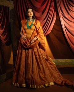 Sonam Kapoor Ka Desi Look: मुल्तानी मिट्टी की चोली और खादी के लहंगे में नजर आईं सोनम कपूर