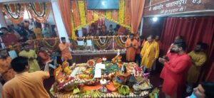 हनुमान जयंती पर बलिया के हनुमान गढ़ी मंदिर में उमड़ी भक्तों की भीड़