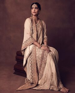 Sonam Kapoor Saree Looks: सोनम कपूर के साड़ी लुक्स को आप भी करें ट्राई