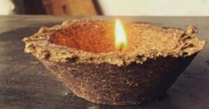जम्मू में गोबर से दीपक बना रहीं महिलाएं, आर्थिक रूप से हुआ लाभ