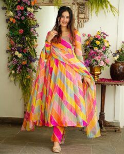 Latest Kurti Design: कुर्ती के ये लेटेस्ट डिजाइन्स, ऑफिस से लेकर कॉलेज तक मच जाएगा कहर