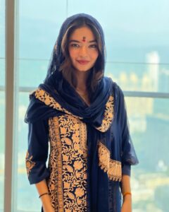 Anushka Sen Latest Pics: ब्लू कलर का सूट पहने बला की खूबसूरत दिखीं एक्ट्रेस, देखें फोटोज