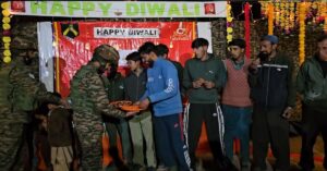 जम्मू-कश्मीर: जवानों ने उरी में स्थानीय लोगों के साथ मनाई दिवाली