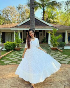 Classy Look के लिए Bhaidooj पर जरूर Try करें Anushka Sen के ये सूट