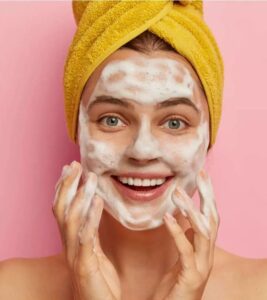 Skin Care Tips: नेचुरल ग्लो के लिए घर पर ही बनाएं ये फेस वॉश