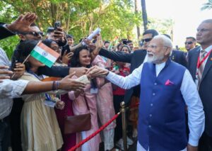 PM Modi ने मॉरीशस में ओबेरॉय होटल में की स्थानीय लोगों से मुलाकात
