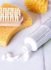 Cleaning Hacks: दांतों के अलावा ये चीजें भी चमका सकता है आपका टूथपेस्ट, जान लें ये Hacks