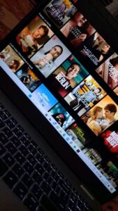Entertainment: नेटफ्लिक्स पर देखें 10 सबसे बेहतरीन कॉमेडी सीरीज