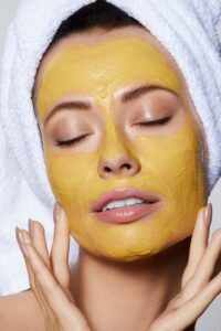Skin Care Tips: हल्दी के साथ लगाएं ये 5 चीजें, पाएं गोल्डन ग्लो