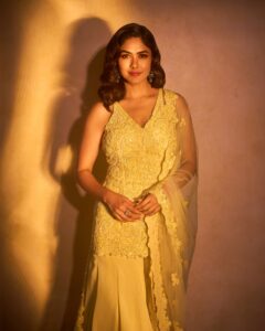 Mrunal Thakur Latest Pics: एक्ट्रेस ने लेटेस्ट एथनिक लुक से इंटरनेट पर मचाया बवाल, देखें तस्वीरें