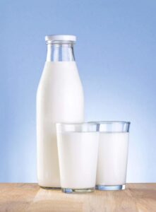 Health: खाली पेट कच्चा दूध पीने से क्या होगा, जानें सेवन के फायदे
