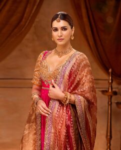 Celebrity Festive Look Inspiration: इस फेस्टिव सीजन बॉलीवुड ब्यूटीज से लें लुक इंस्पिरेशन, जानें हेयर और मेकअप आइडियाज