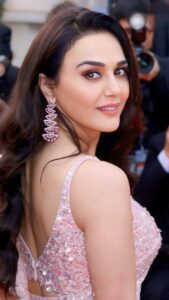 50 साल की उम्र में भी Preity Zinta कैसे दिखती हैं इतनी Young? जानें उनका Skin Care Secret