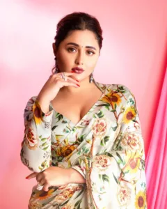 Rashami Desai Saree Look: साड़ी में कमाल लगती हैं एक्ट्रेस, तस्वीर देख लें आईडिया