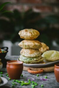 घर पर बनाएं Tasty मटर की कचौरी